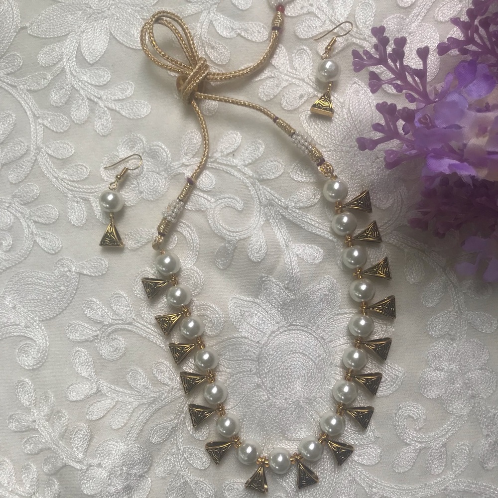 Elegant queen pearl golden necklace set !